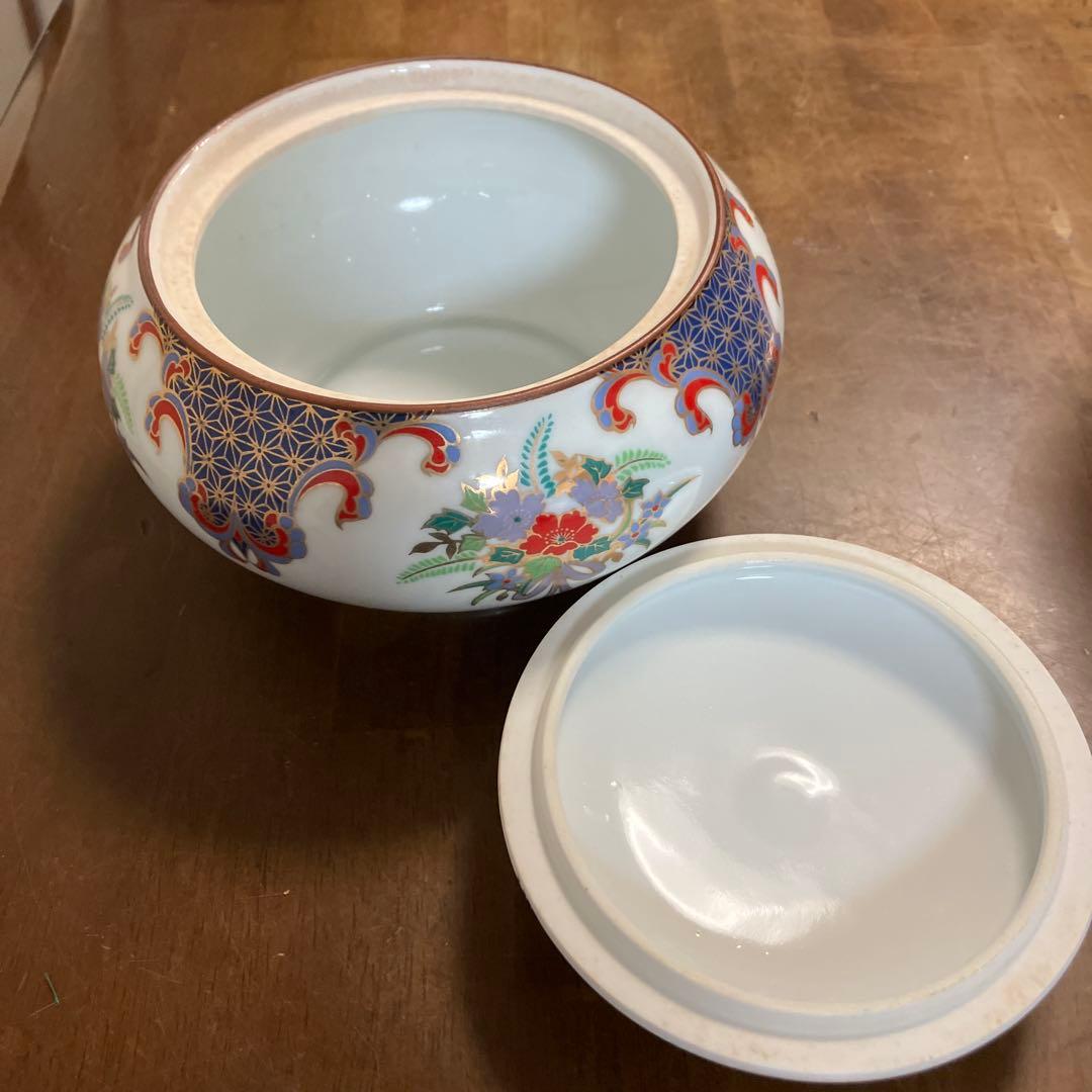 花柄の陶器製蓋付きボウル