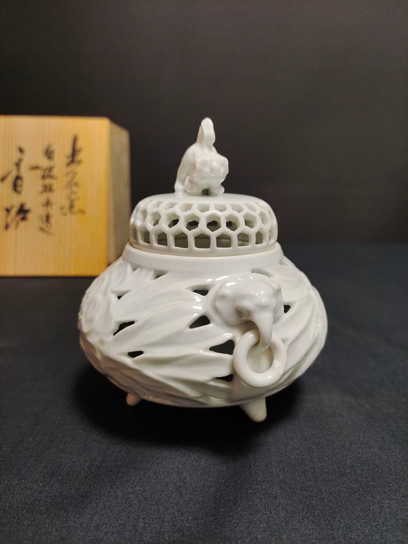 茶道具　出石焼　白磁牡丹透香炉　 獅子蓋　三足香炉　山本秀壺造　古美術　香道具