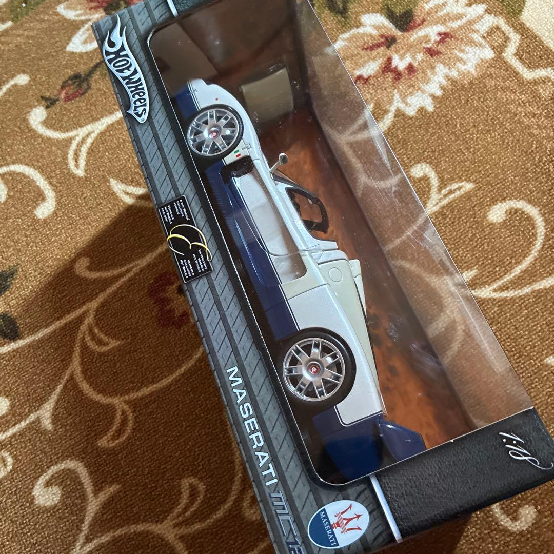 マセラティ　HOT WHEELS MC12 1:18