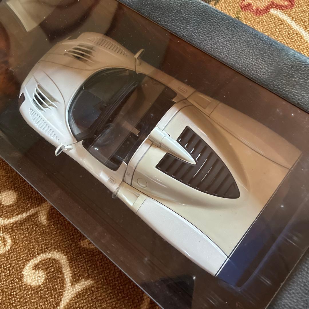 マセラティ　HOT WHEELS MC12 1:18