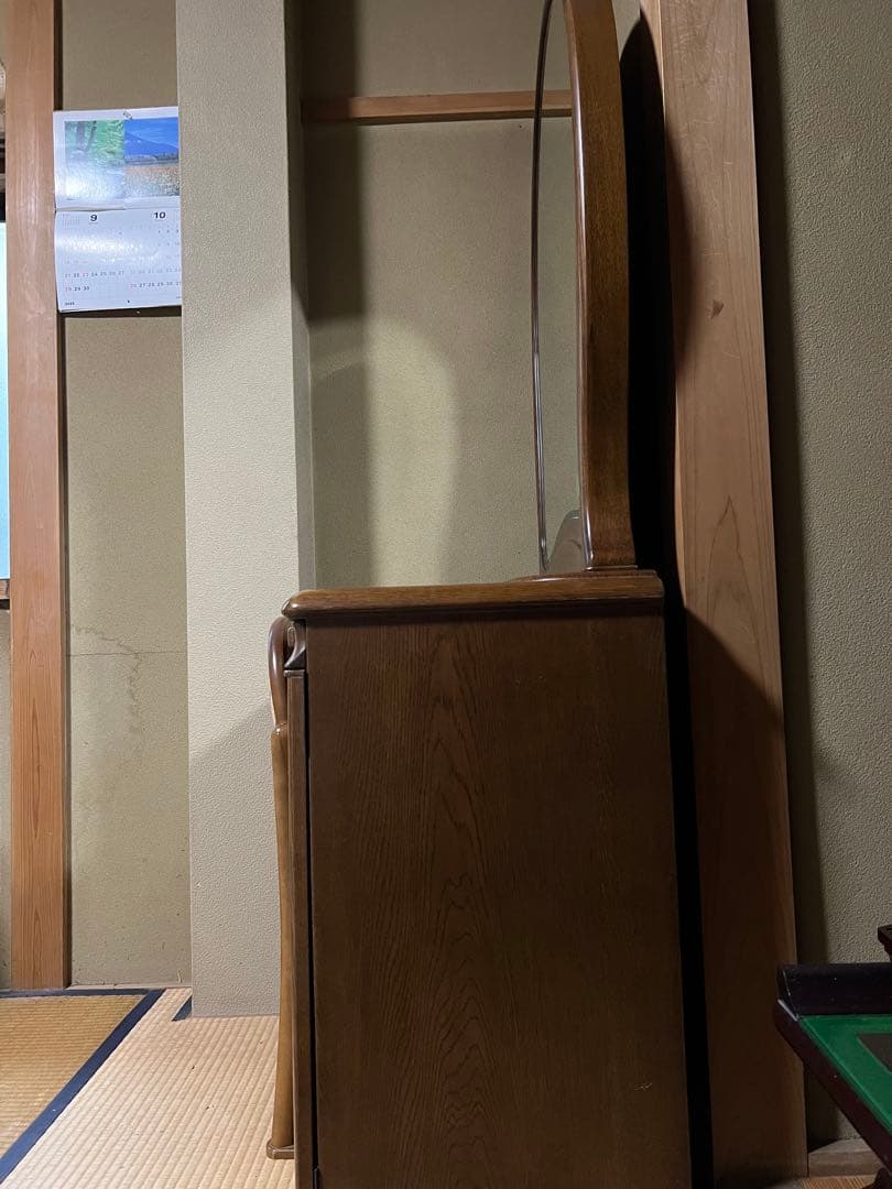 ドレッサーと椅子
