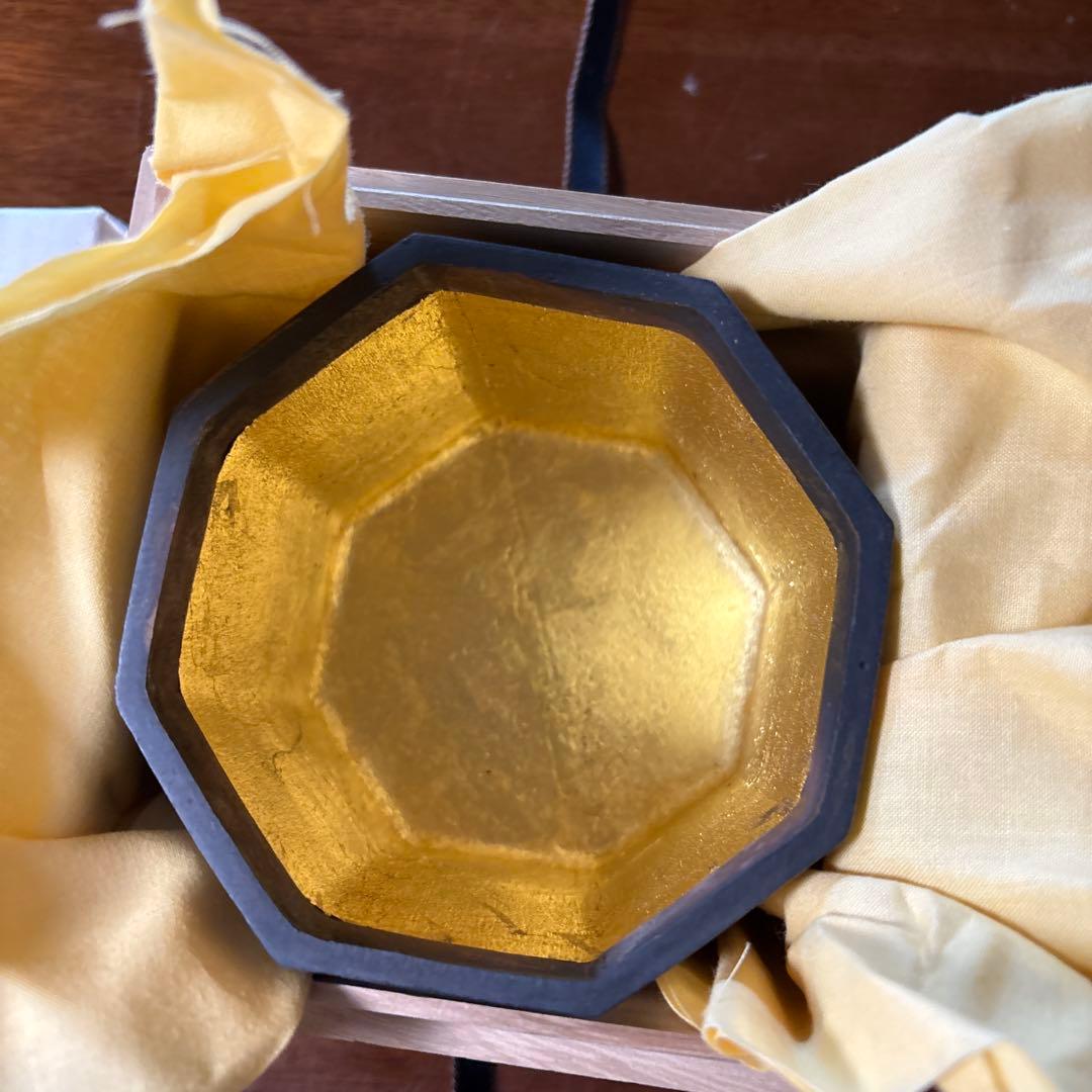 h*4様 ずっしりと重い金属の箱(Bronze:銅と錫の合金)と制作者により刻印