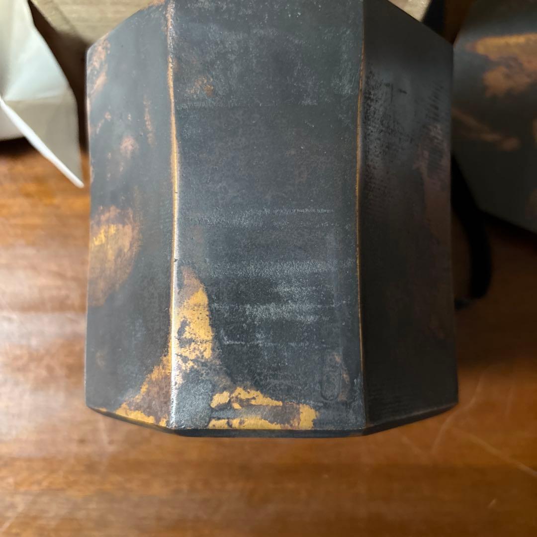 h*4様 ずっしりと重い金属の箱(Bronze:銅と錫の合金)と制作者により刻印