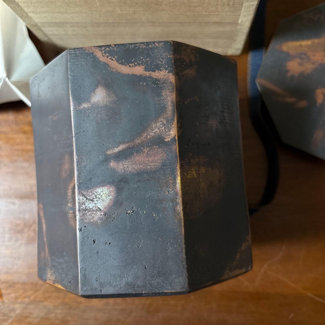 h*4様 ずっしりと重い金属の箱(Bronze:銅と錫の合金)と制作者により刻印