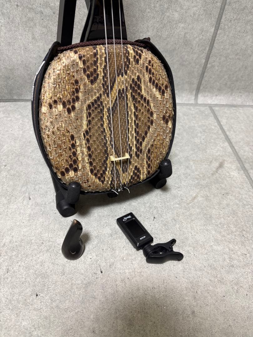 沖縄三線　蛇皮　スタンド付き　爪付き