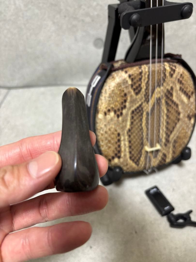 沖縄三線　蛇皮　スタンド付き　爪付き