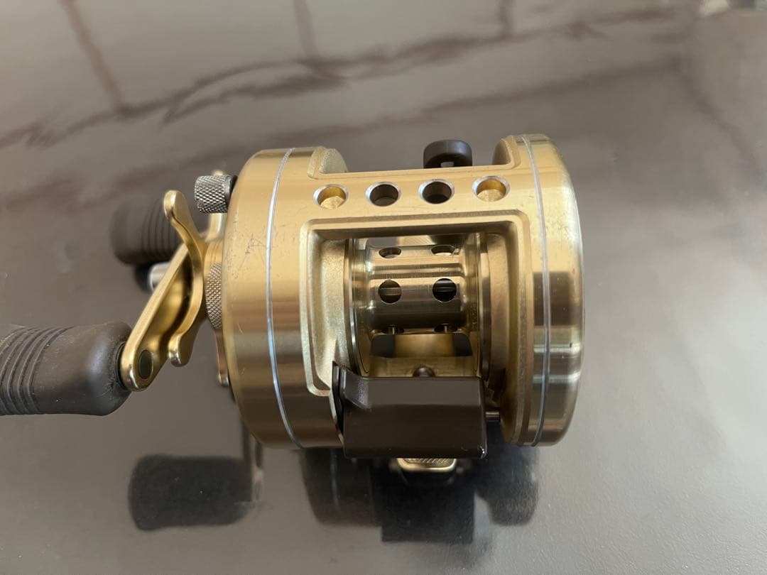 シマノ　SHIMANO CALCUTTA 201XT ベイトリール