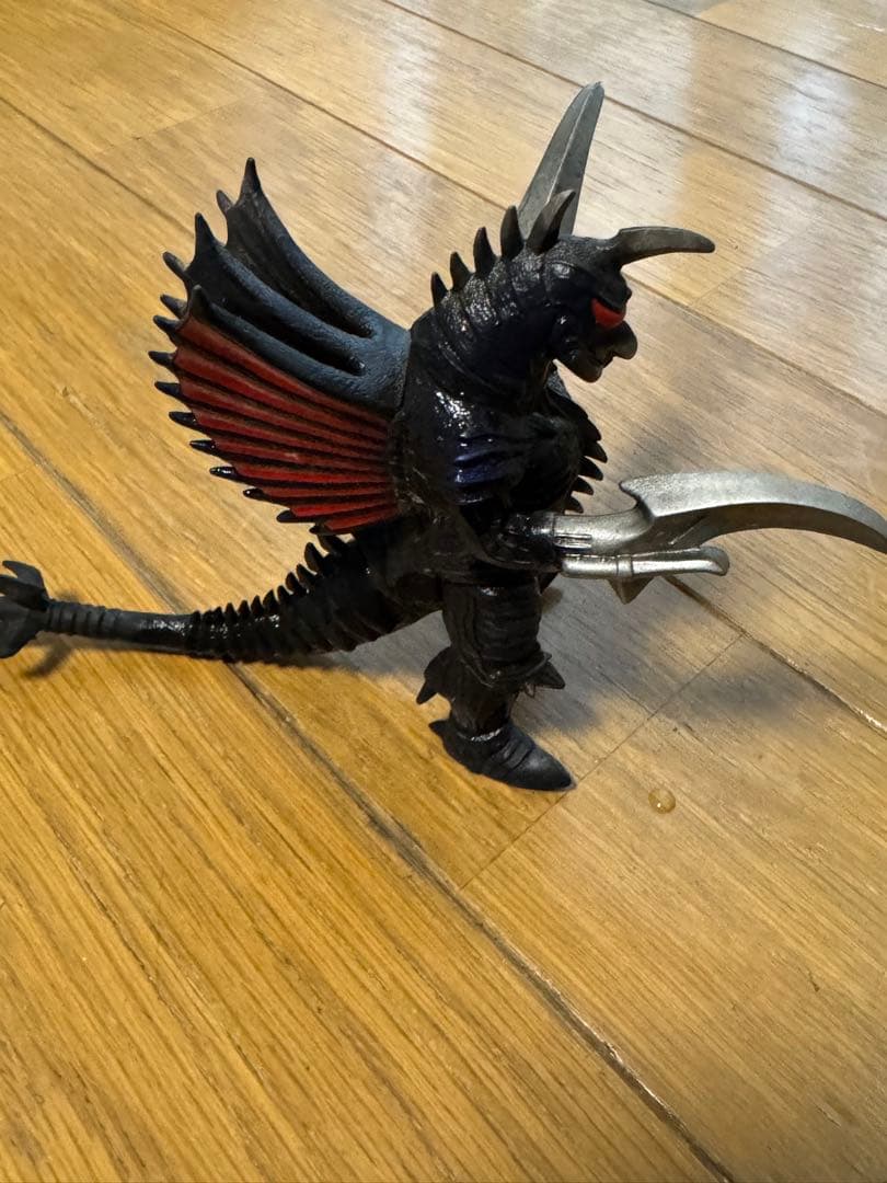 怪獣フィギュア 黒 赤 武器付き24/1。