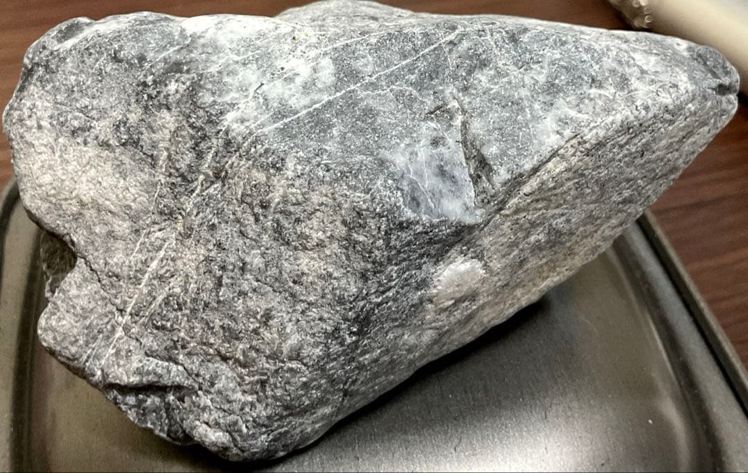 ［黒色　結晶煌めく］　青海川産黒ヒスイ川石356g ひすい　糸魚川