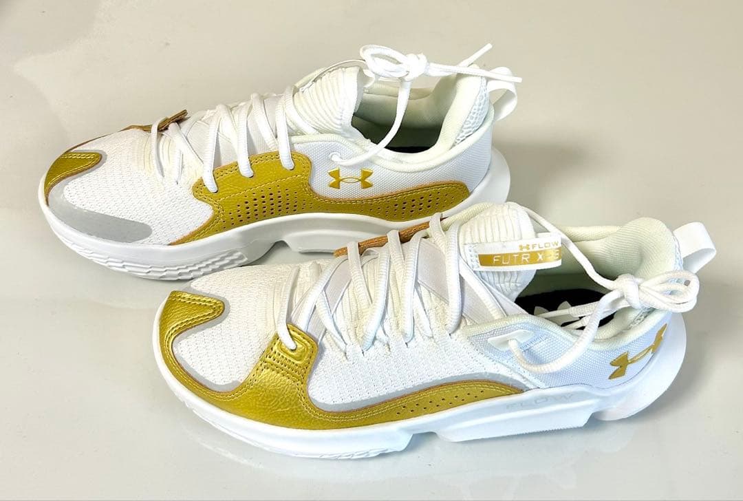 UNDER ARMOUR UA FLOW FUTR X 3 ホワイト/ゴールド