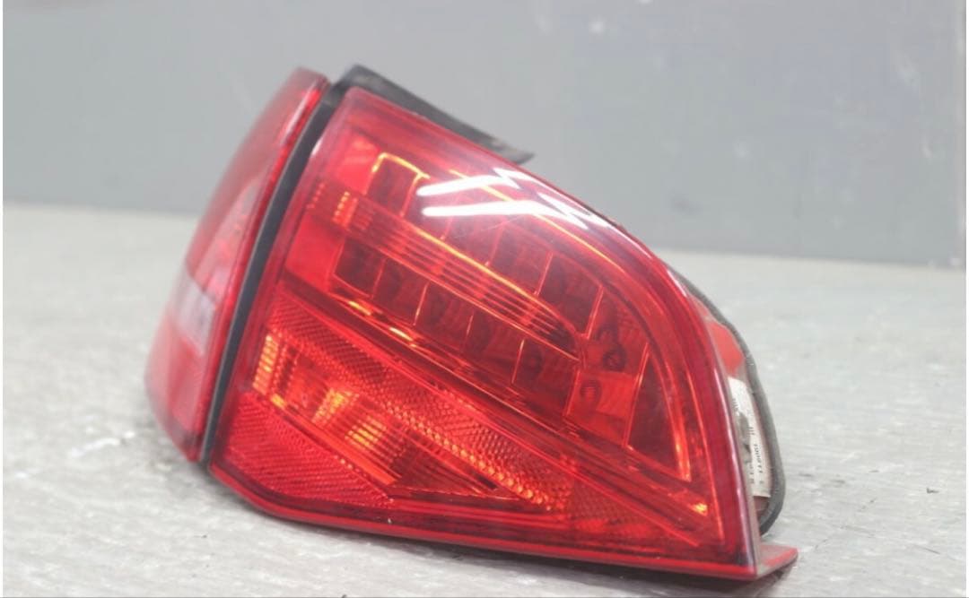 Audi A4 アバント 純正　左テールランプ　破損なし　フィニッシャー付き