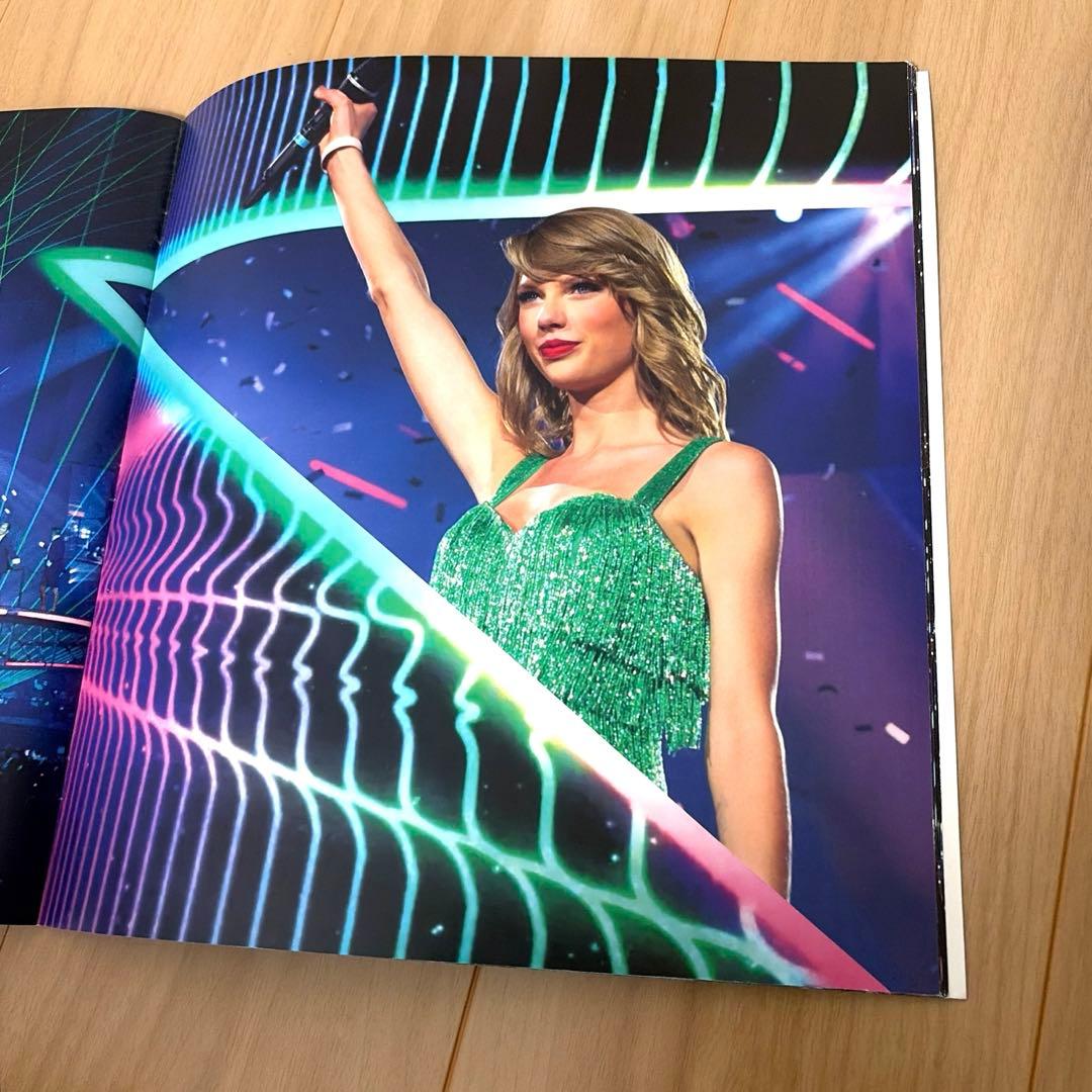 TAYLOR SWIFT 1989 WORLD TOUR BOOK 公式