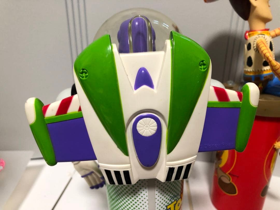 トイストーリー　バズライトイヤー、ウッディ　フィギュア付きタンブラー　セット