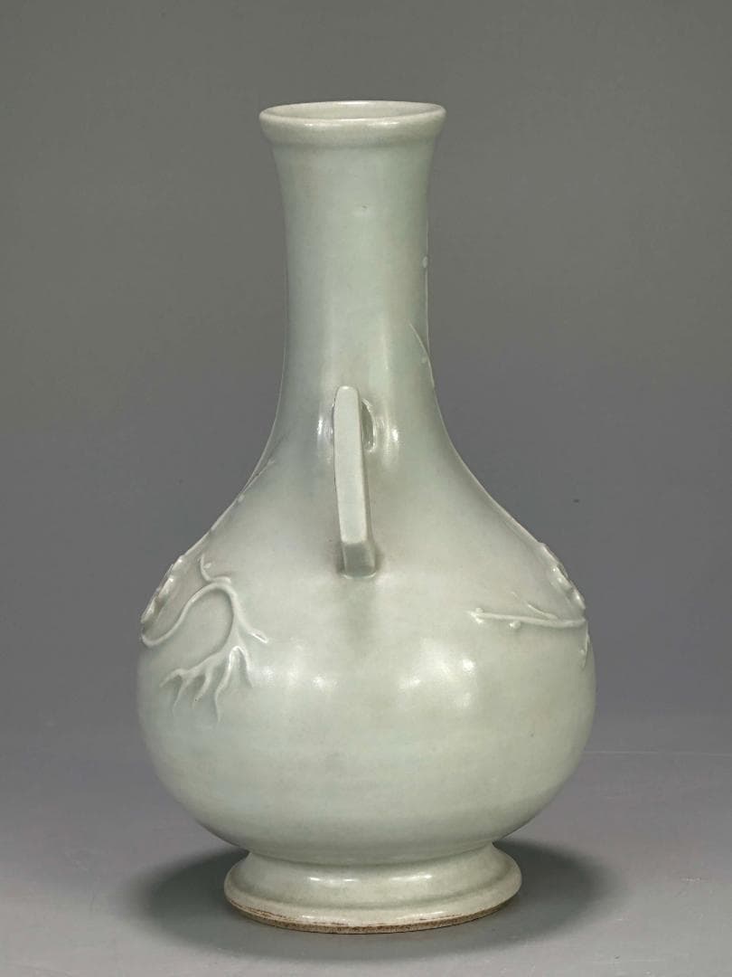 M23-4US中国美術 清時代　粉青釉梅花浮彫双耳花瓶　花入 景徳鎮　李朝白磁