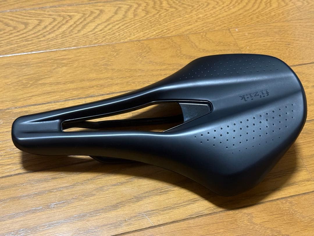 fi'zi:kフィジークARGO TEMPO R3 サドル