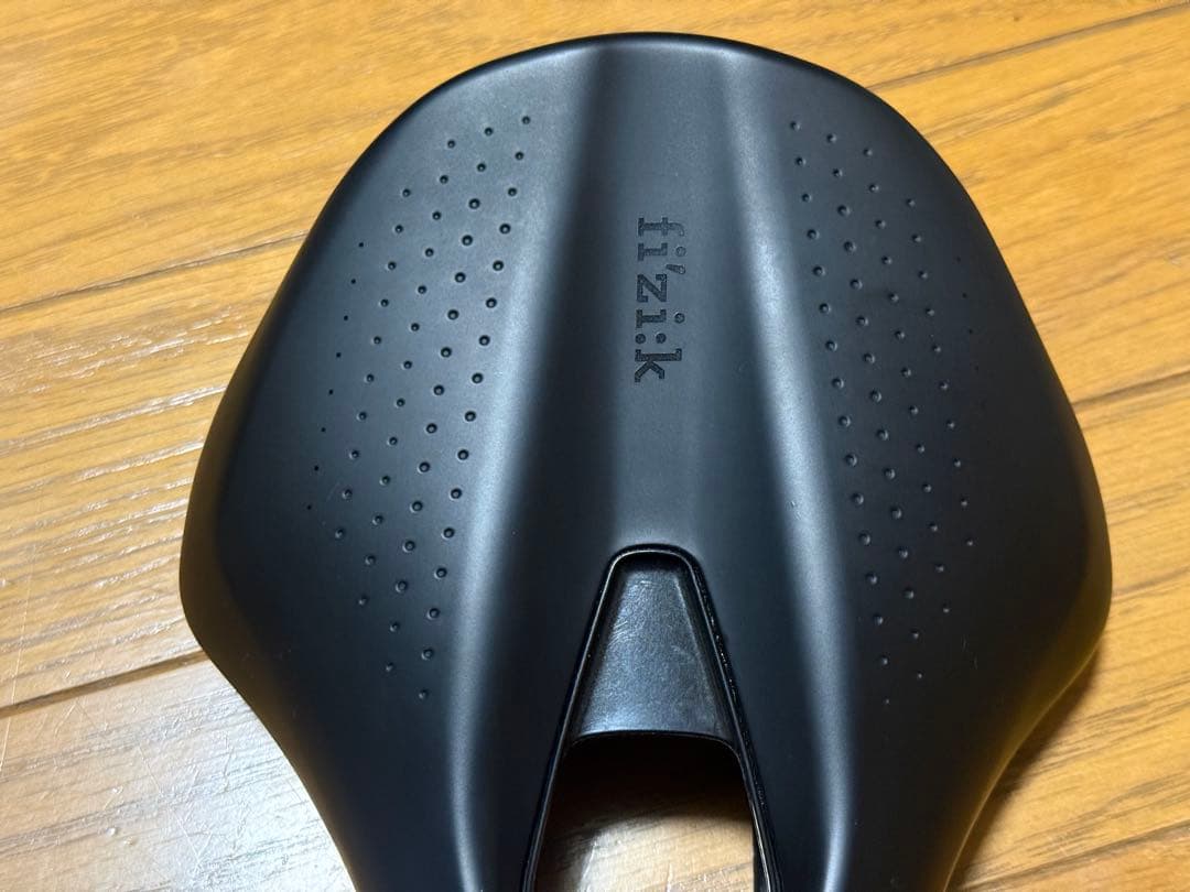 fi'zi:kフィジークARGO TEMPO R3 サドル