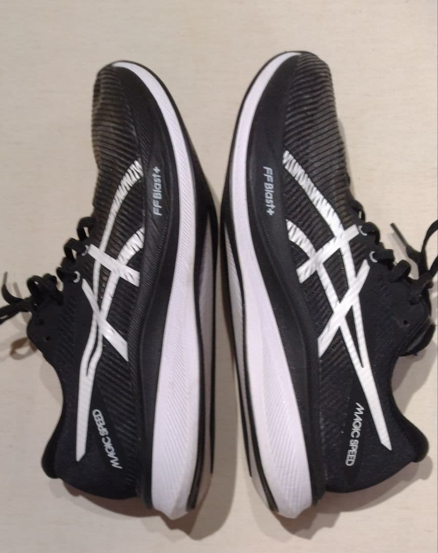 ASICS MAGIC SPEED ブラック/ホワイト
