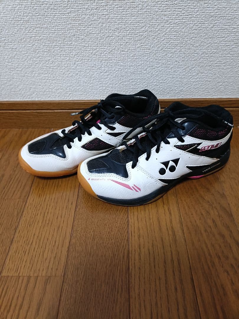 【naさん専用】YONEX　レディース　バドミントンシューズ　23.5センチ