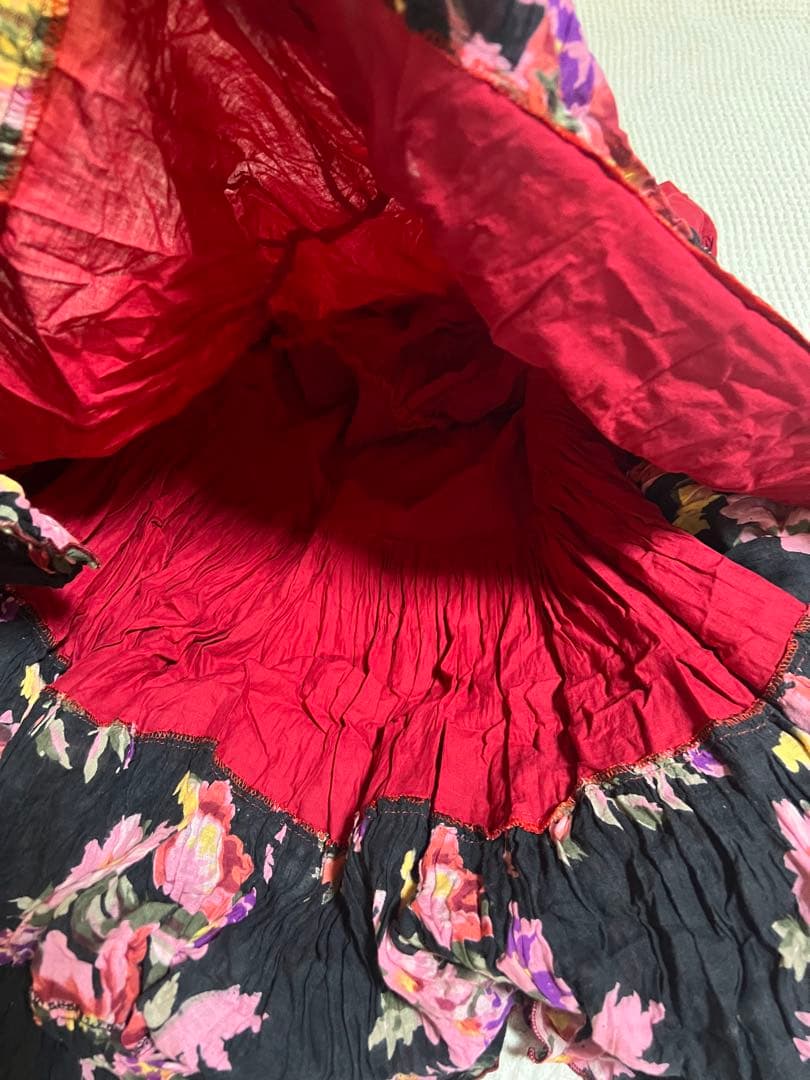25ヤード　ジプシースカート　赤と黒の花柄
