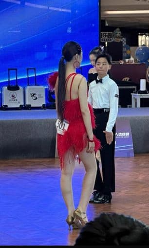 お得 オーダーメイド 社交ダンス衣装　ラテンワンピースドレス 羽根 キラキラ