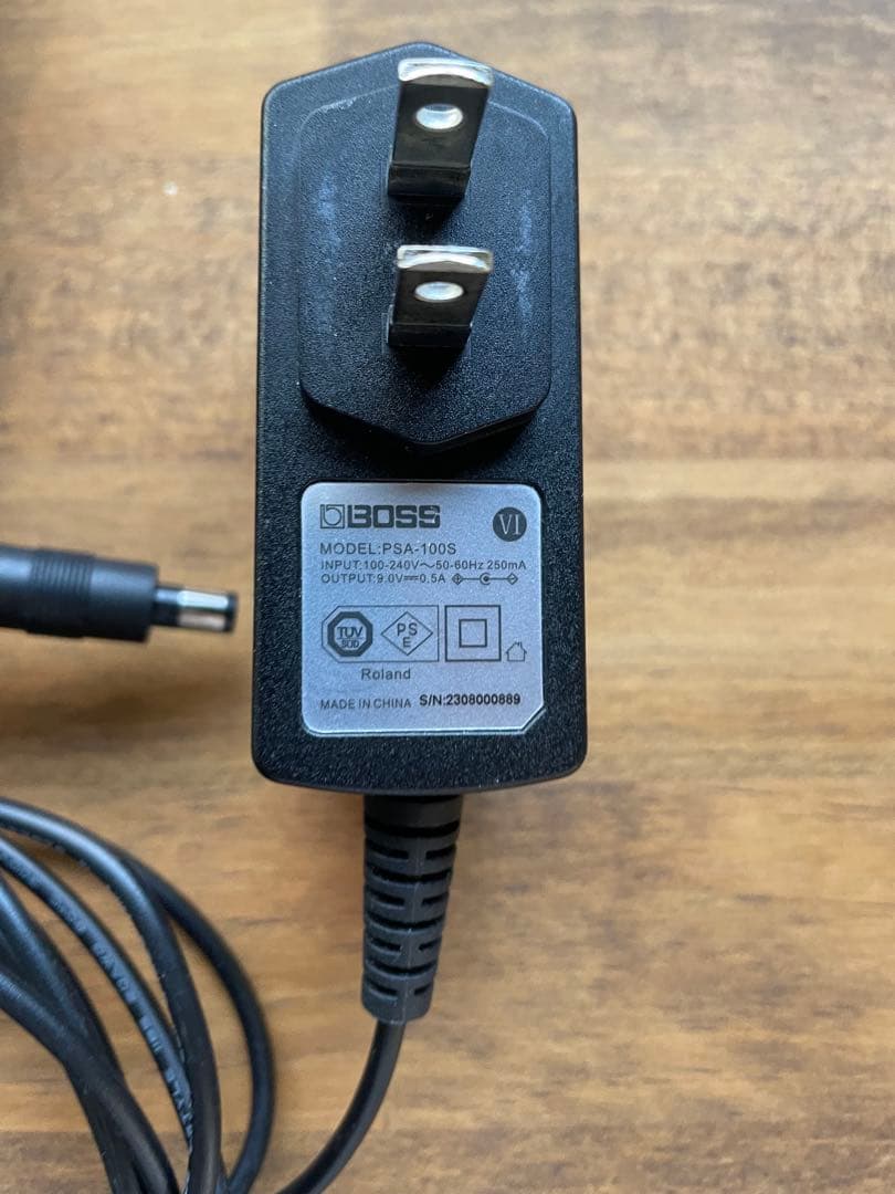 BOSS GT-1本体、専用アダプター、BOSS GT-1の教科書付き