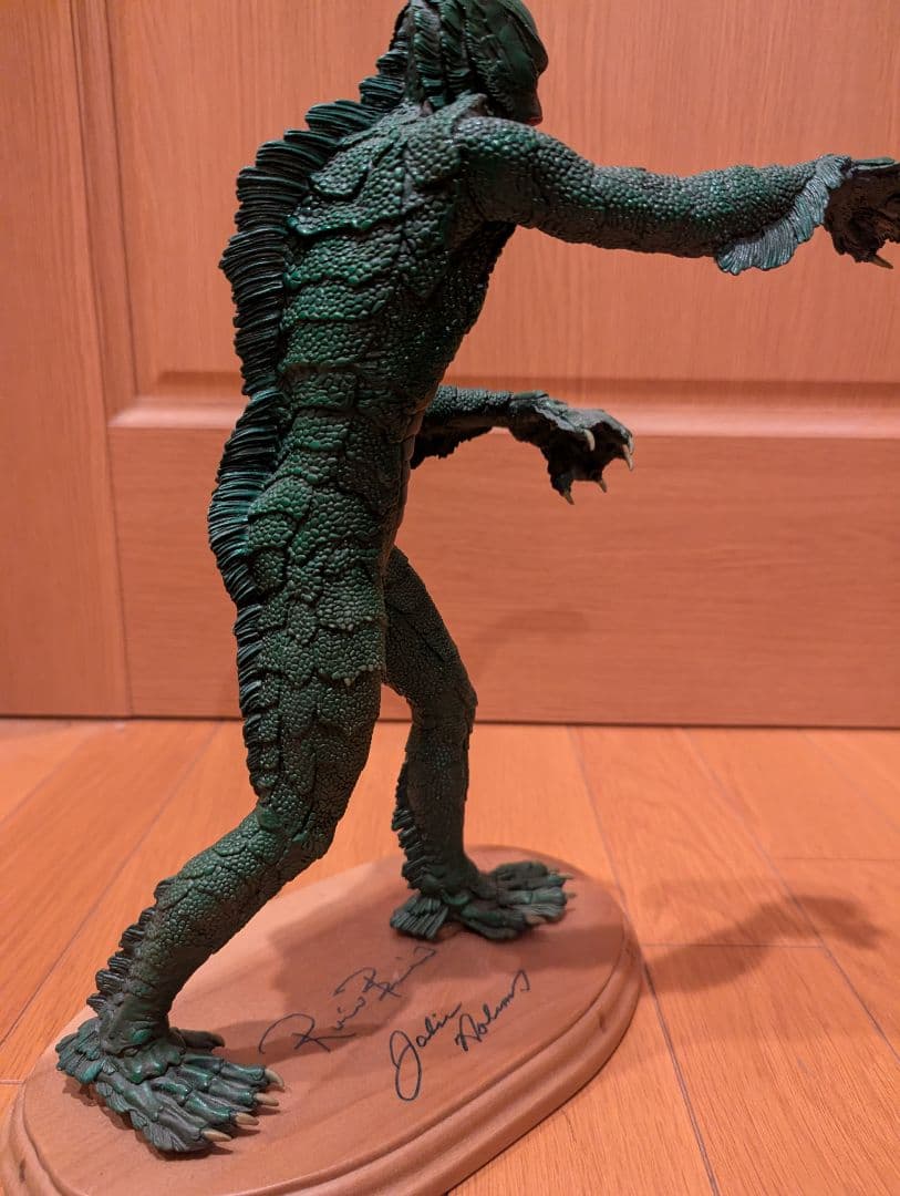 大アマゾンの半魚人のモンスターギルマンのフィギュア　ヒロインらのサイン入り