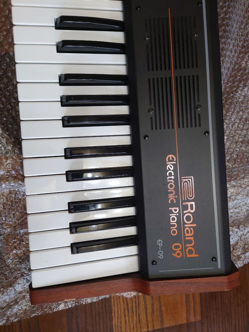 Roland EP-09 アナログシンセサイザー 61鍵　横に傷あり