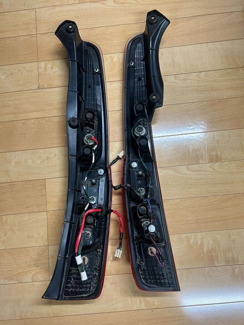 LA100S ムーヴ純正 LED左右テールランプ KOITO 220-51059