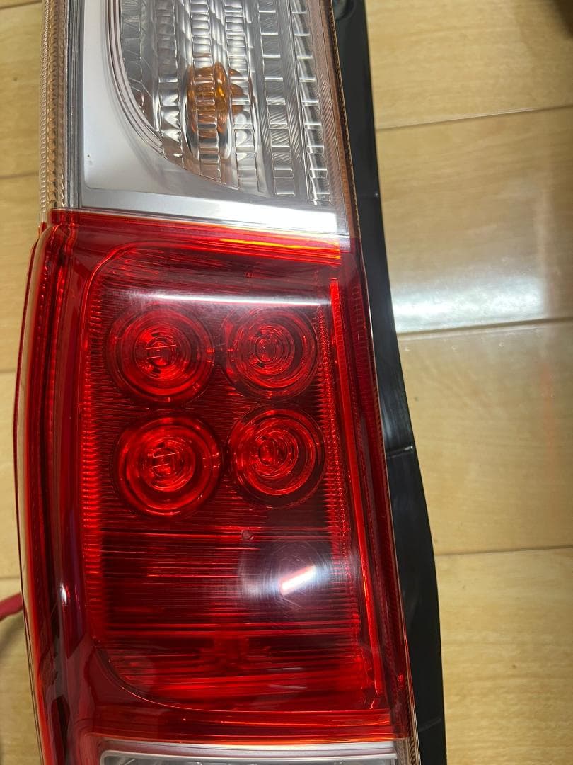 LA100S ムーヴ純正 LED左右テールランプ KOITO 220-51059