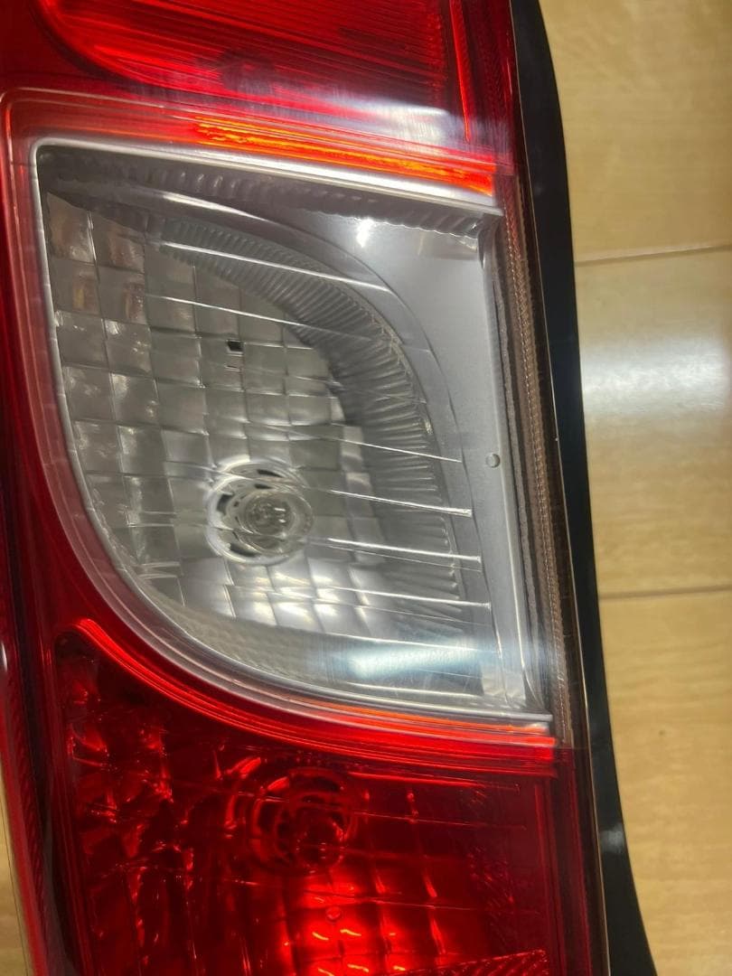 LA100S ムーヴ純正 LED左右テールランプ KOITO 220-51059