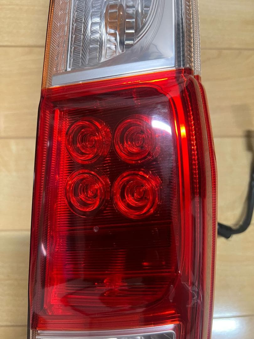 LA100S ムーヴ純正 LED左右テールランプ KOITO 220-51059