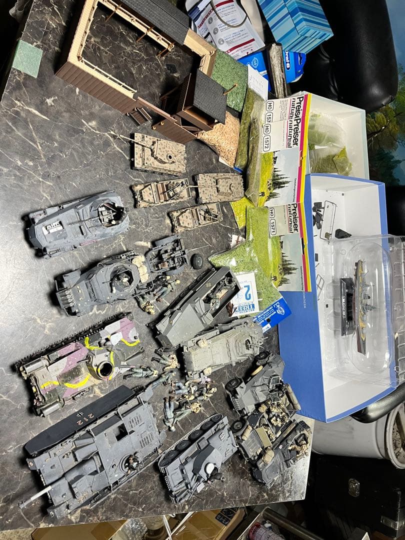 ミリタリー模型 ミリタリー戦車、戦車模型、戦車14台、戦艦1隻、隊員、基地