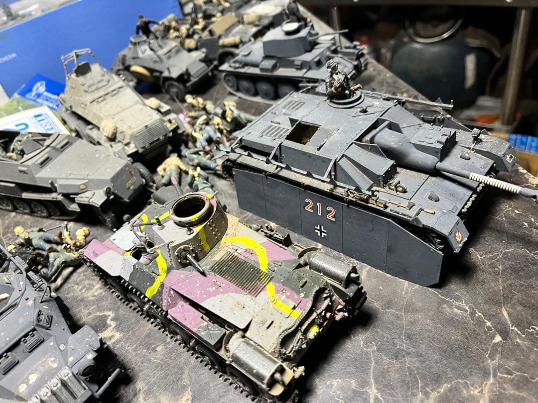 ミリタリー模型 ミリタリー戦車、戦車模型、戦車14台、戦艦1隻、隊員、基地