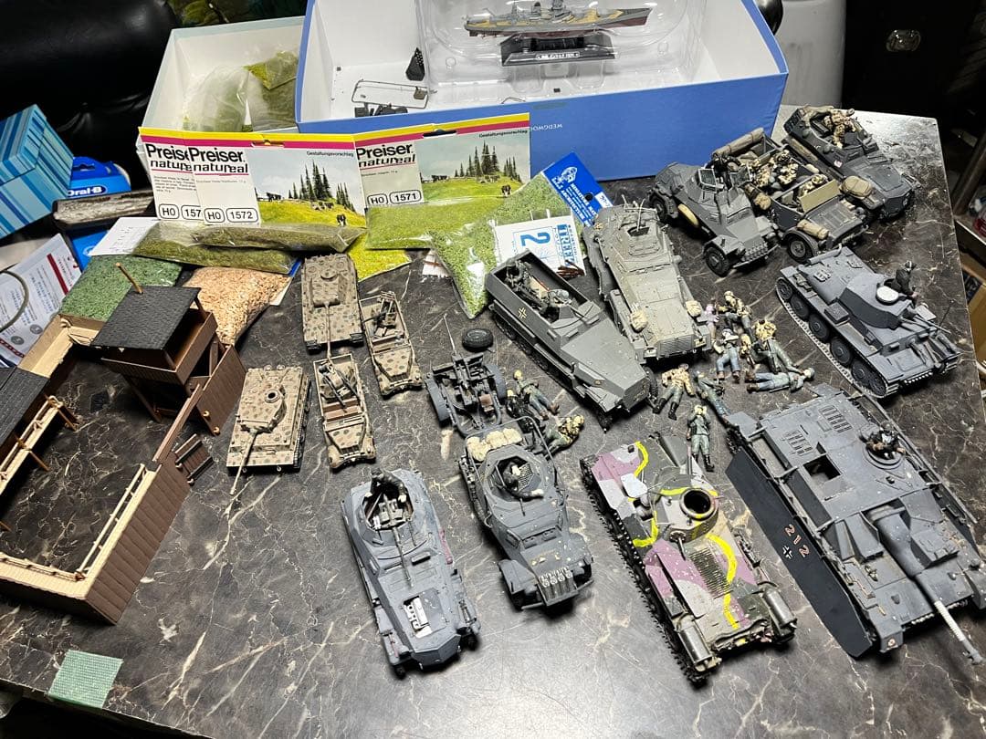ミリタリー模型 ミリタリー戦車、戦車模型、戦車14台、戦艦1隻、隊員、基地