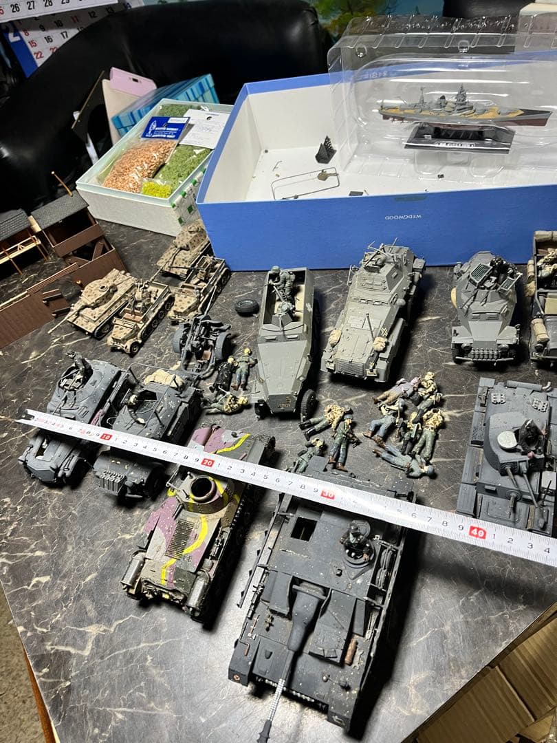 ミリタリー模型 ミリタリー戦車、戦車模型、戦車14台、戦艦1隻、隊員、基地