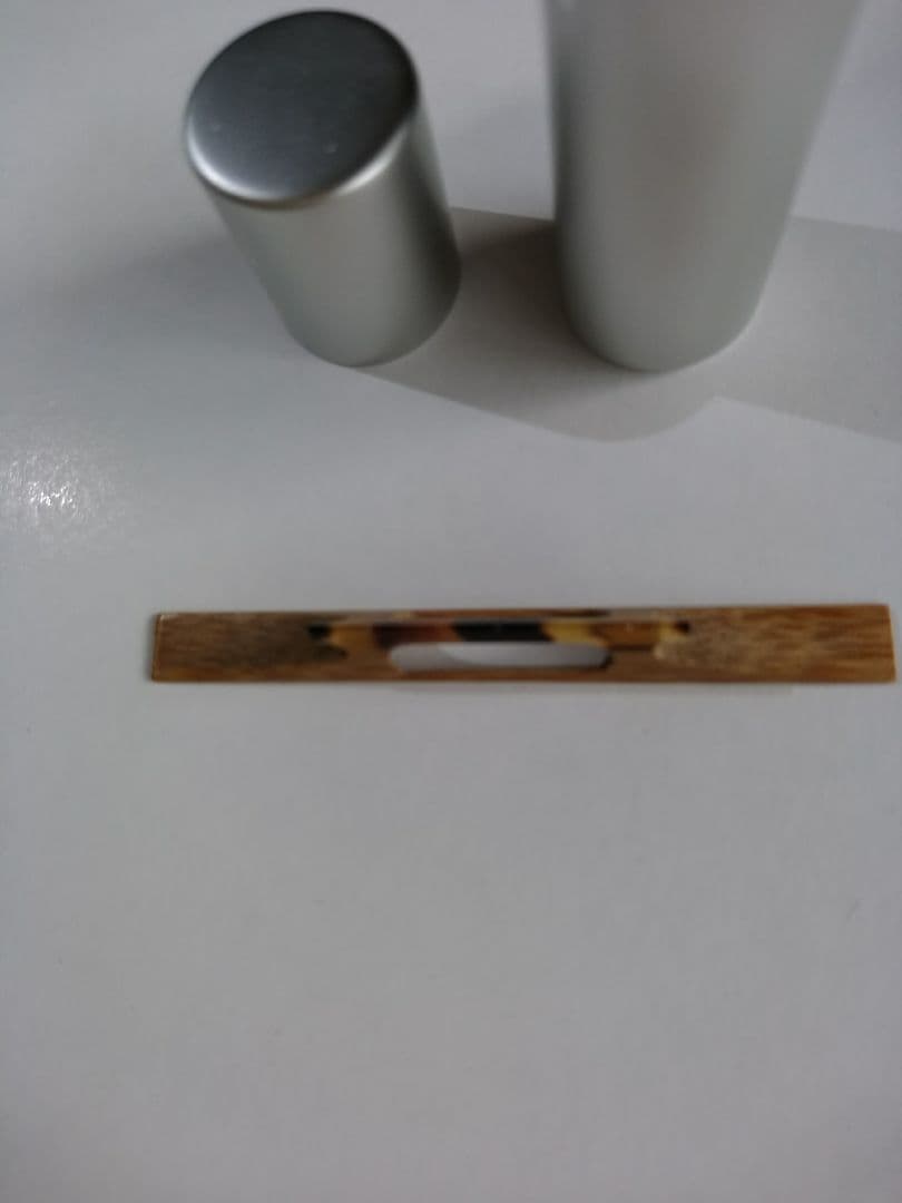 三味線のバチと駒1個＆ポーチ(ケース代用品)。