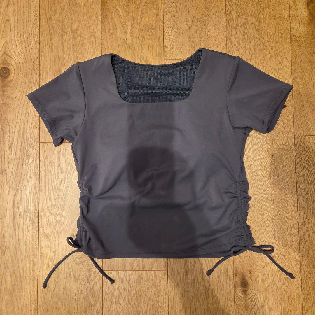 【新品未使用】SUKALA カップ付きルーシュドサイドTee(L/チャコール)