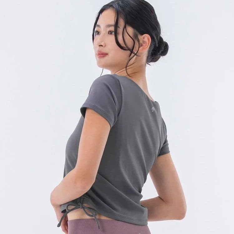 【新品未使用】SUKALA カップ付きルーシュドサイドTee(L/チャコール)