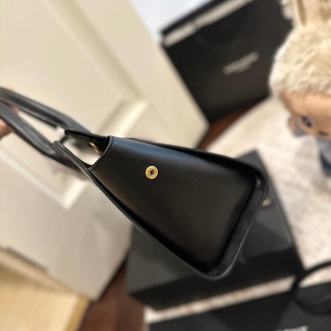 極美品！YSLブラック　ショルダーバッグ　レザー　レディース~~