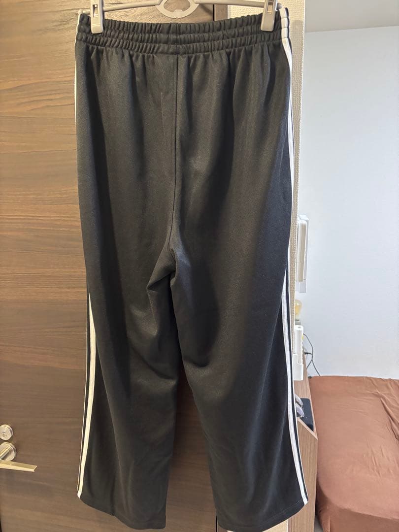 adidas originals黒スウェットパンツ　バギーフィット