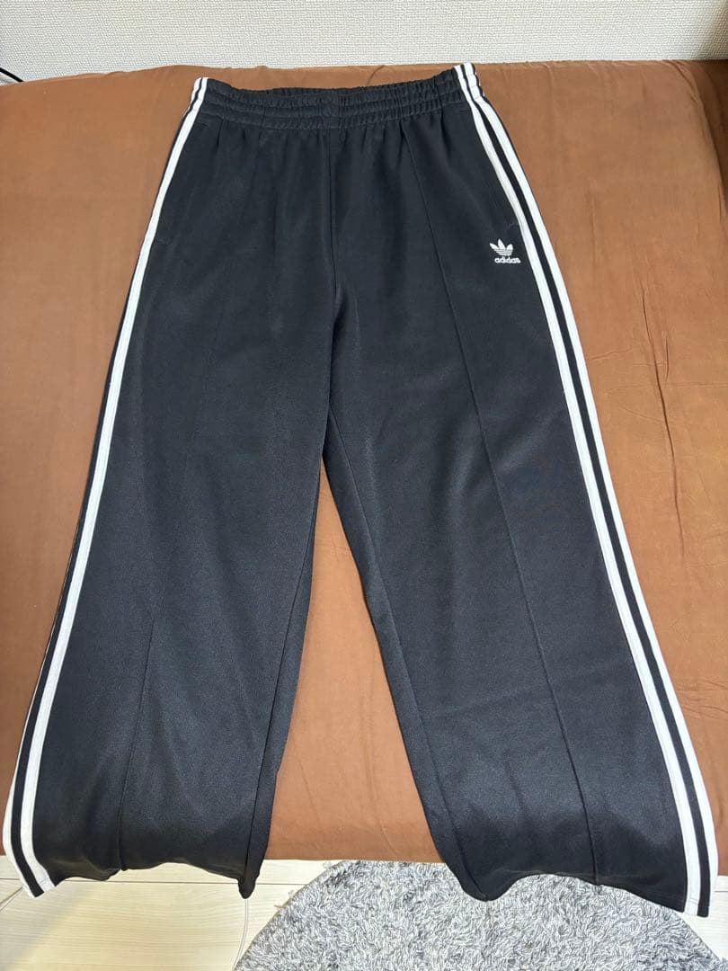 adidas originals黒スウェットパンツ　バギーフィット