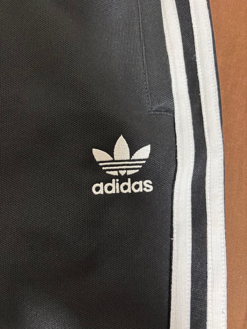 adidas originals黒スウェットパンツ　バギーフィット