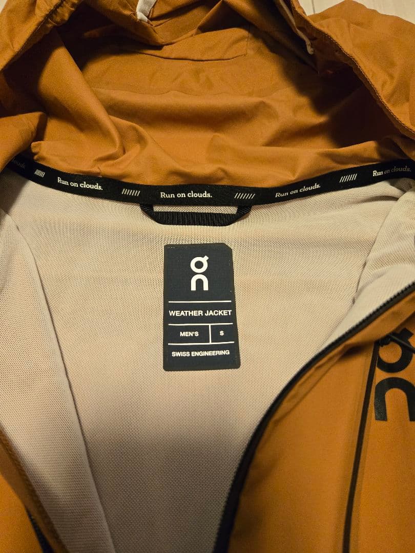On weather jacket オン ランニング