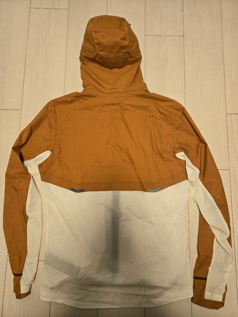 On weather jacket オン ランニング