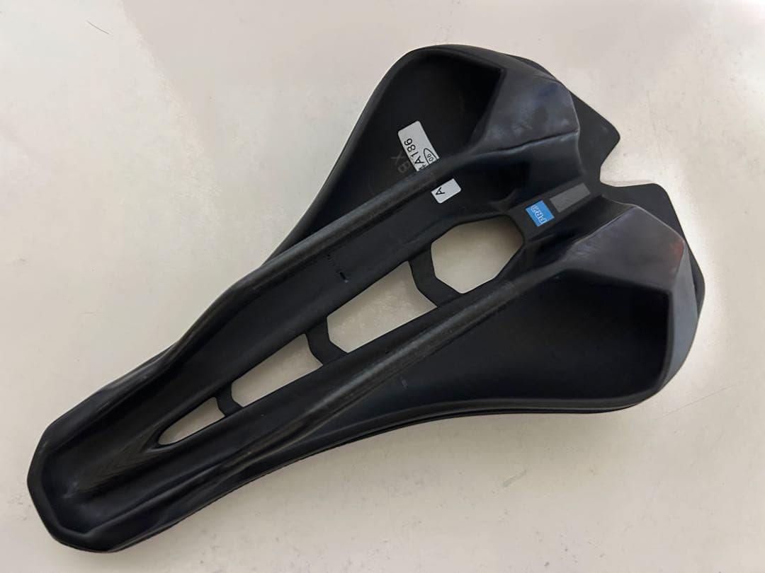 シマノ PRO STEALTH SUPERLIGHT カーボンサドル　142mm