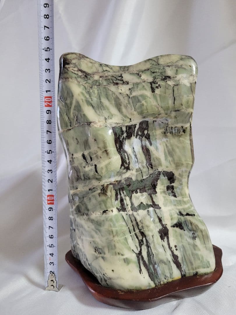 天然石　緑と黒の模様 木製台座付き　約5.７キロ