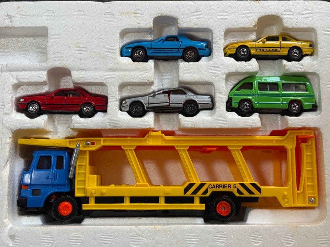 【即日発送・美品】トミカ カーキャリアセット ミニカー5台付き
