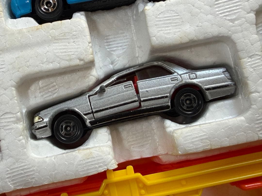 【即日発送・美品】トミカ カーキャリアセット ミニカー5台付き