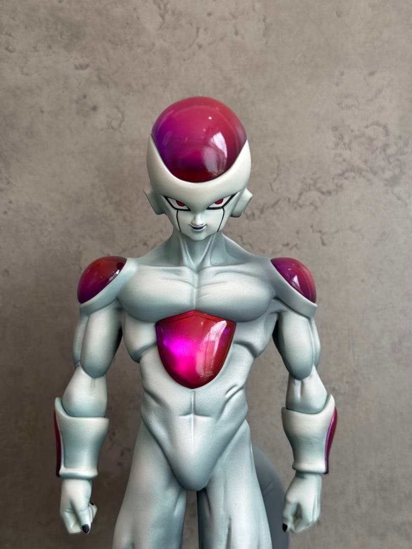 ドラゴンボールFriezaフリーザ フィギュア ピンクと白