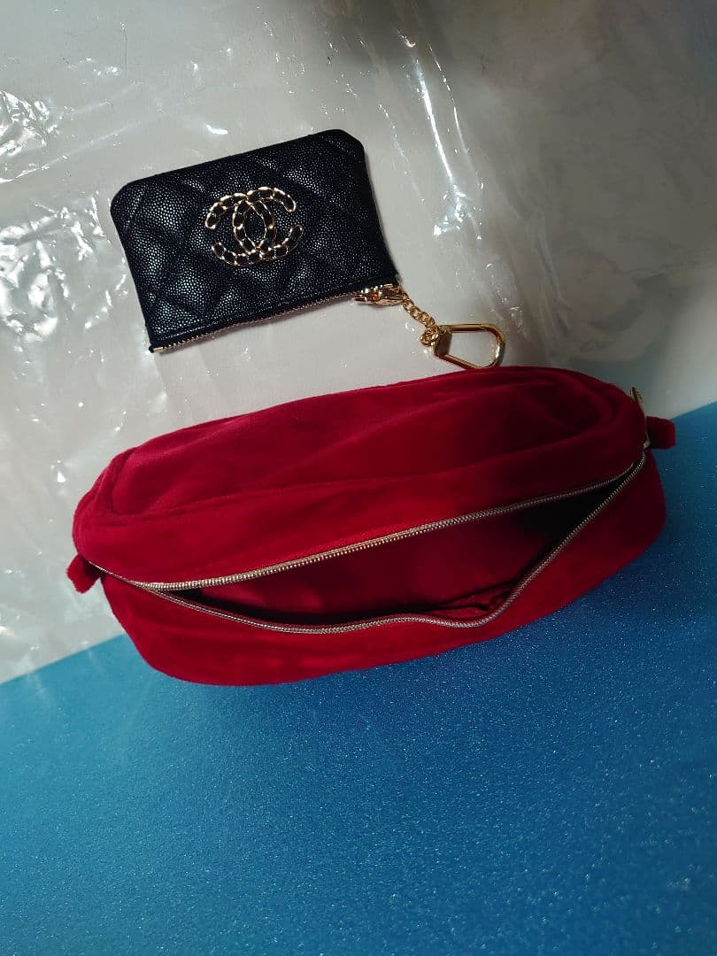 CHANEL ノベルティ ココマーク ケース　赤色ミニポーチ(オマケ品)付